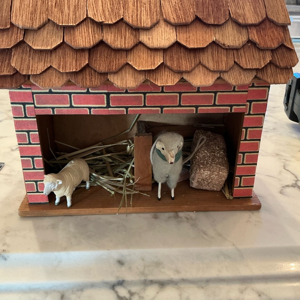 Rustic small barn - Brown and Red